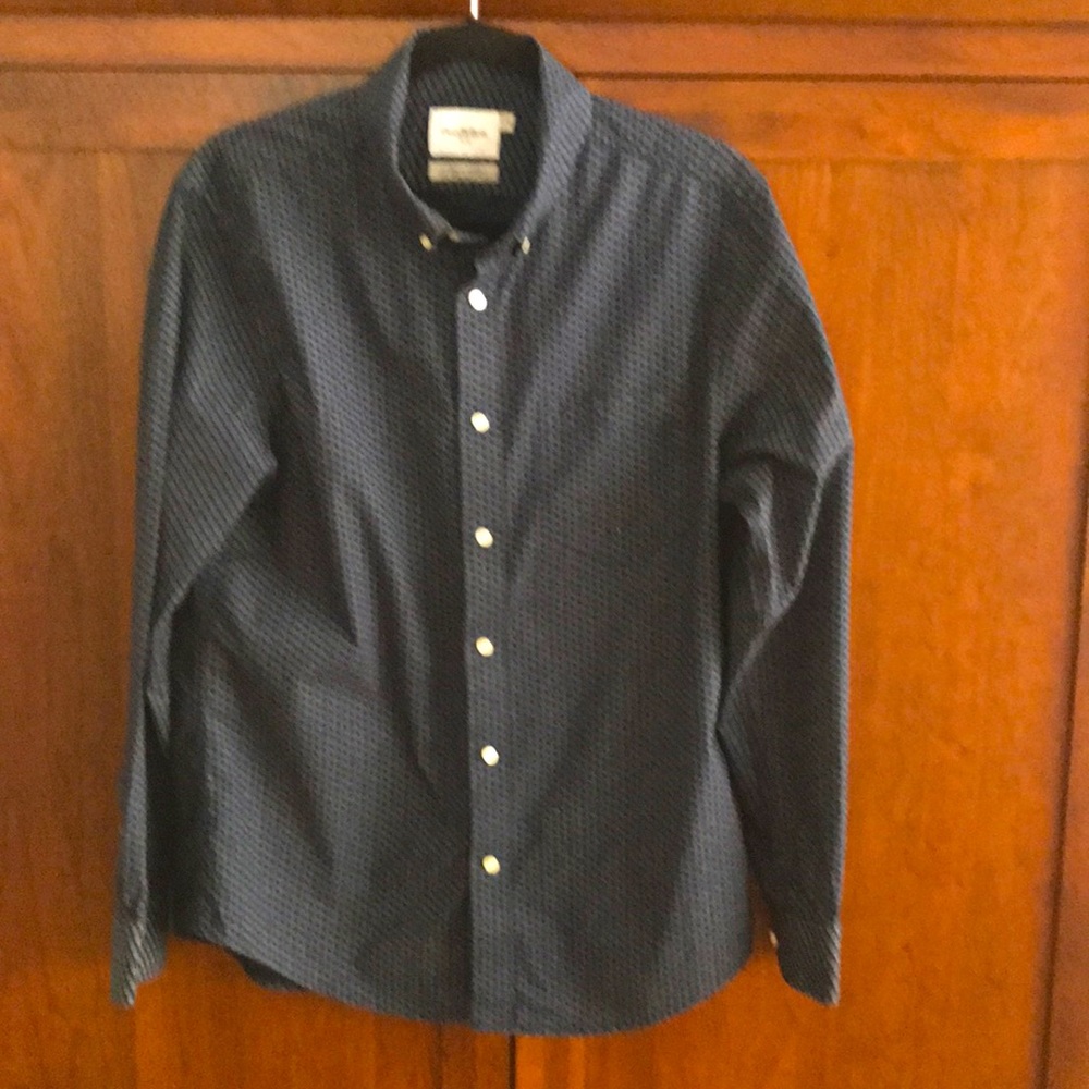 Men’s casual button down long sleeves shirt.